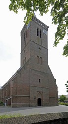 <p>Waarschijnlijk wordt omstreeks 1400 begonnen met de bouw van een nieuwe kerk in Huizen. De toren moet oorspronkelijk een stuk lager geweest zijn, de onderbouw stamt nog uit de bouwtijd. </p>
